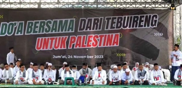 Para kiai Pesantren Tebuireng saat menggelar Doa Bersama untuk Palestina di kawasan parkir makam Gus Dur yang luasnya sekitar 2 hektar di belakang Pesantren Tebuireng Jombang Jawa Timur, Jumat (24/11/2023) pagi ini. Foto: dokumentasi Tebuireng