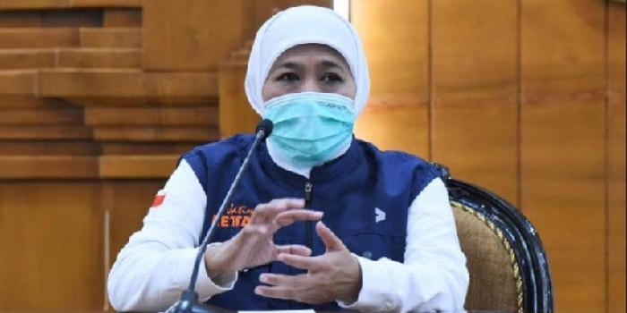 Gubernur Jawa Timur, Khofifah Indar Parawansa memberi keterangan terkait penanganan Covid-19 di Gedung Negara Grahadi. foto: ist.