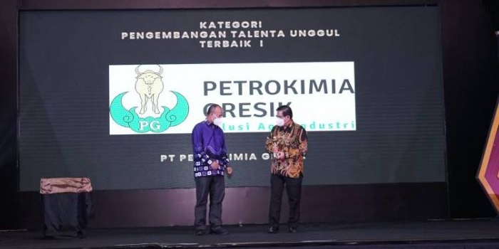 Direktur Utama Petrokimia Gresik Dwi Satriyo Annurogo saat menerima penghargaan. (foto: ist)