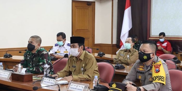 Wabup Moh. Qosim bersama Kapolres AKBP Arief Fitrianto dan Kodim 0817 Letkol Inf. Taufik Ismail saat Zoom Meeting dengan Gubernur Jatim. (foto: ist)