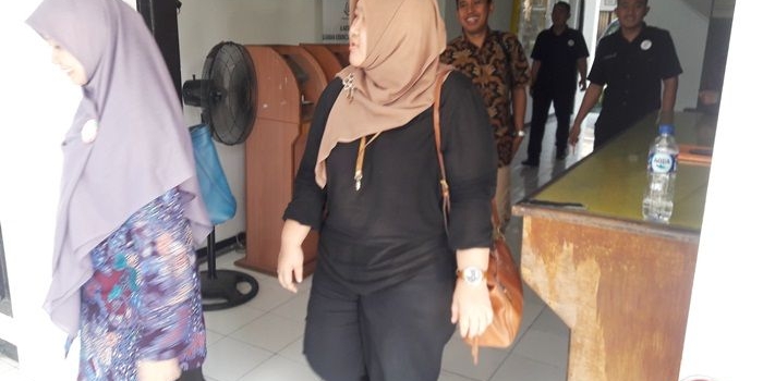 Kepala BPJS Kesehatan Gresik dr Galih Anjungsari (paling depan) bersama bawahannya usai jalani pemeriksaan. Foto: SYUHUD A/BANGSAONLINE.
