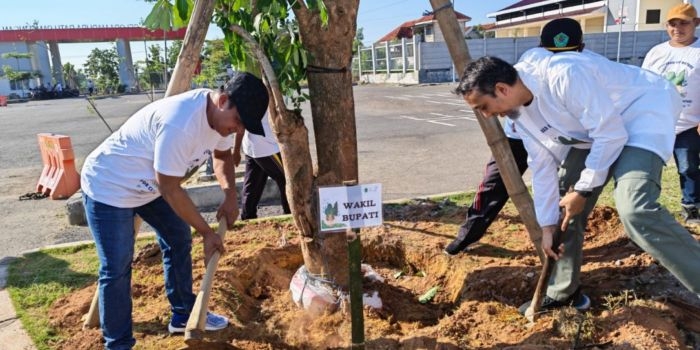 Wakil Bupati Pamekasan Sukriyanto saat menanam pohon  