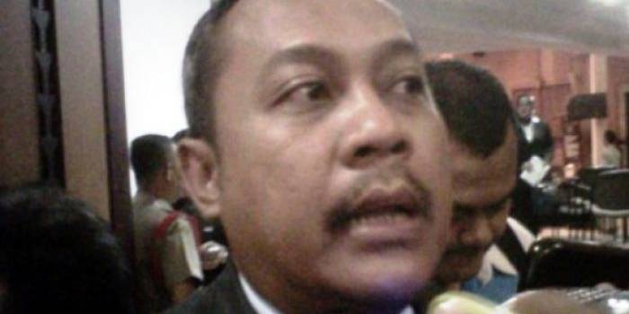 Hendro Gunawan sekretaris Pemkot Surabaya saat memberikan keterangan pers di ruang sidang balai kota. (foto: istimewa)