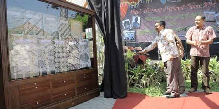 Tampak Wawali Suhadak secara simbolis meresmikan Replika Batik Kuno. foto: andi/BANGSAONLINE