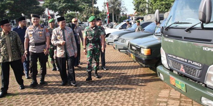 Bupati Tuban H. Fathul Huda meninjau sarana prasarana saat apel gelar pasukan kesiapsagaan penanggulangan bencana.