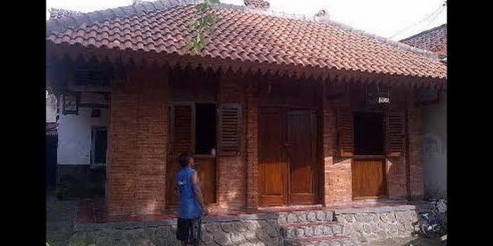 Sebuah rumah khas jaman Mojopahit rampung dibangun. (gunadhi/BangsaOnline)