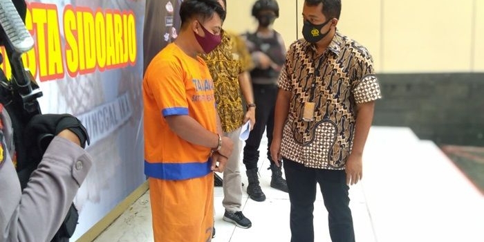 Pelaku saat dirilis di Mapolresta Sidoarjo.