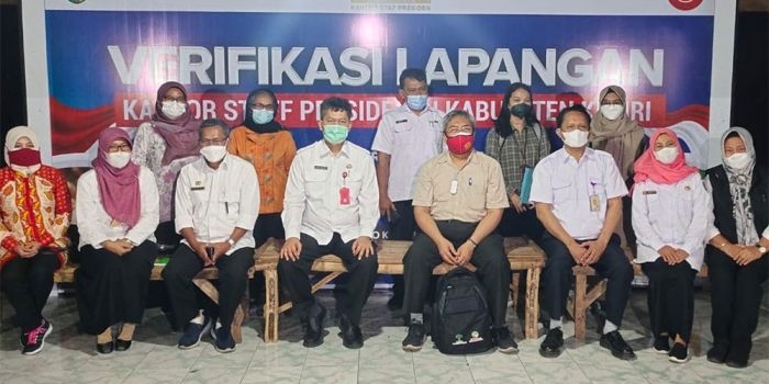 Sekda Pemkab Kediri Dede Sujana (duduk 4 dari kiri) saat menyambut kunjungan Tenaga Ahli Utama Kedeputian III Staf Kantor Kepresidenan, Prof. Bustanul Arifin dan rombongan, Jumat (10/8) pagi. (Foto: Ist.)