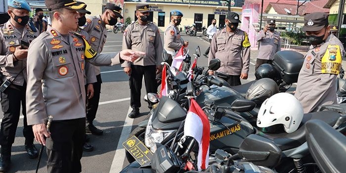 Kapolres Mojokerto Kota, AKBP Wiwit Adisatria, saat meninjau kendaraan operasional.