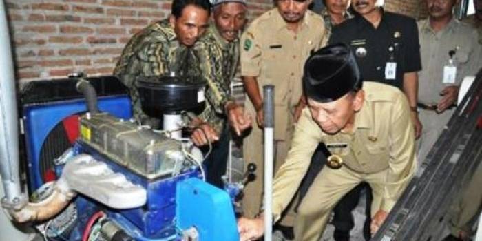 PEDULI – Bupati Magetan Drs H Sumantri MM kala memberikan bantuan alat produksi pada industri kecil di Magetan. foto : nanang/BangsaOnline