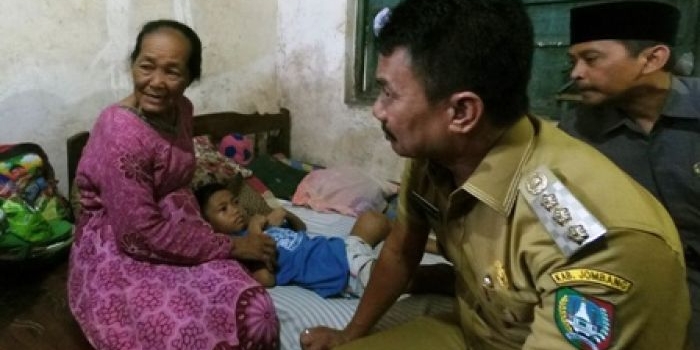 Bupati Jombang Nyono Suharli menjenguk Agus, bocah penderita tumor tulang jinak di rumahnya. 
