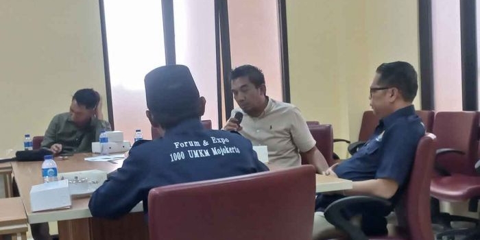 Komisi II DPRD Kabupaten Mojokerto saat menerima audiensi dengan panitia pelaksana.