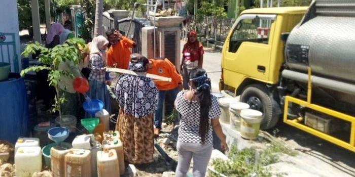 Truk tangki yang didatangkan FRPB Pamekasan saat membagikan air bersih kepada daerah terdampak bencana kekeringan.?