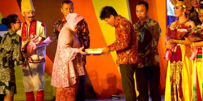 Wali Kota Risma saat memberikan cinderamata kepada Presiden CIOFF Indonesia Said Rahmat.