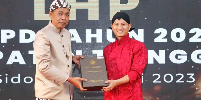 Bupati Trenggalek, Mochamad Nur Arifin, ketika menerima penghargaan WTP.