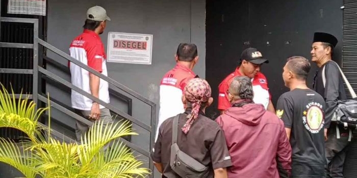 Petugas dari Pemkot Probolinggo saat menyegel Karaoke 88.