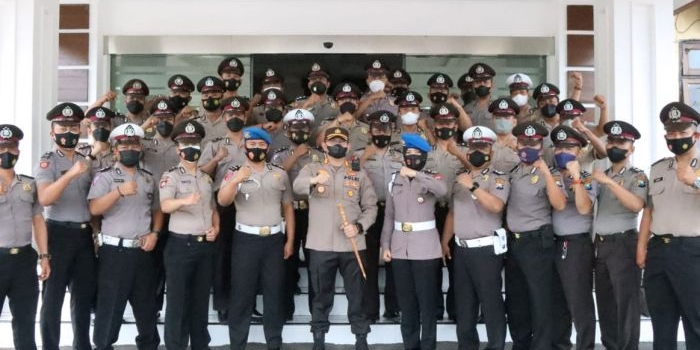 Kapolres Pasuruan AKBP Erick Frendriz beserta jajaran pejabat utama dan personel yang naik pangkat.