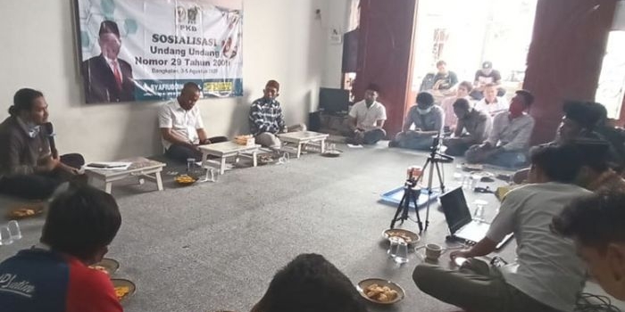 H. Syafiuddin didampingi Dr. Atmari, M.Pd.I., Staf Khusus Kemendesa PDTT RI saat memberikan penjelasan kepada media. (foto: ist).