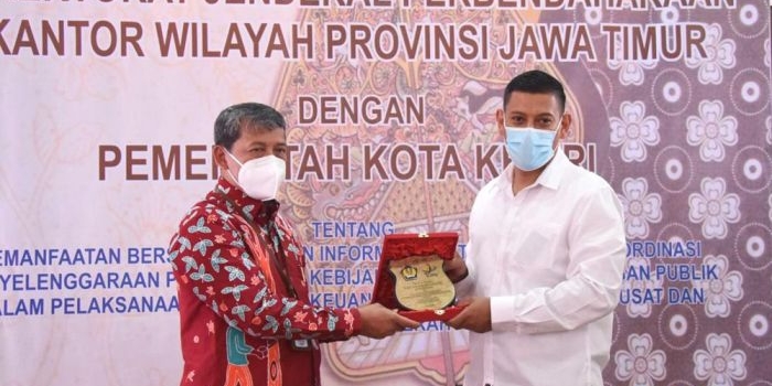 Kepala Kanwil Dirjen Perbendaharaan Provinsi Jawa Timur, Taukhid, saat menyerahkan plakat kepada Wali Kota Kediri, Abdullah Abu Bakar. Foto: Ist