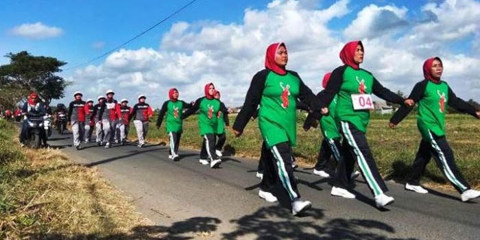 Kontingen regu emak-emak 04 saat melintasi rute persawahan.