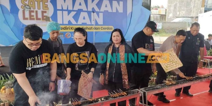 Bupati Kediri, Hanindhito Himawan Pramana, bersama Ketua Tim Penggerak PKK Kabupaten Kediri, Eriani Annisa Hanindhito, dan anggota Forkopimda Kabupaten Kediri saat ikut membakar sate lele. Foto: MUJI HARJITA/BANGSAONLINE