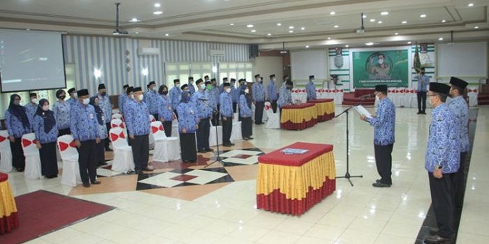 Sekda Kota Probolinggo drg. Ninik Ira Wibawati saat dilantik oleh Wakil Ketua Korpri Provinsi Jawa Timur Siswo Heroetoto di Gedung Puri Manggala Bhakti, Jumat (30/4/2021). (foto: ist)
