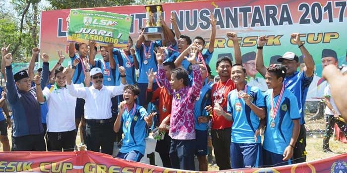 Para pemain PS Ponpes Denanyar Jombang merayakan kemenangan usai menjuarai LSN Regional II Jatim 2017. foto: SYUHUD/ BANGSAONLINE