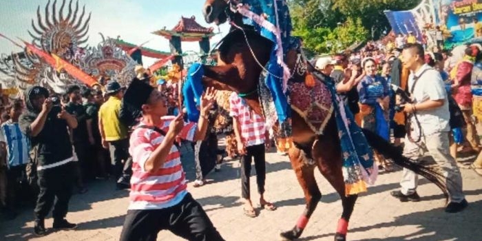 Peserta festival saat menampilkan aksi jaran kencer atau jaran kencak di depan Labang Mesem Keraton Sumenep.