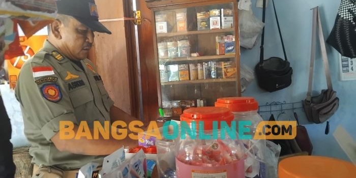 sosialisasi-cukai-sukses-satpol-pp-magetan-pedagang-komitmen-tak-akan-jual-rokok-ilegal