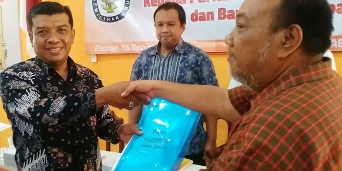Ketua KPU Pacitan, Damhudi, saat menyampaikan hasil verifikasi administrasi parpol calon peserta pemilu. foto: YUNIARDI S/BANGSAONLIE