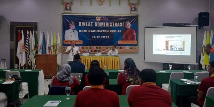 Ketua KONI Kabupaten Kediri, Dedi Kurniawan, saat memberi arahan dalam giat diklat. Foto: Ist