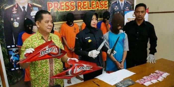 Polisi menunjukkan pelaku dan barang bukti pembunuhan di Mapolres Jombang, Jumat (22/7). foto: RONY S/ BANGSAONLINE 