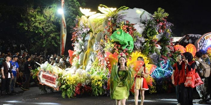 Suasana meriah menyelimuti pusat Kota Pahlawan saat ribuan warga memadati sepanjang rute Surabaya Vaganza 2026 bertema Festival of Lights: Garden of Hope pada Sabtu (16/5/2026) malam. Foto: Hms