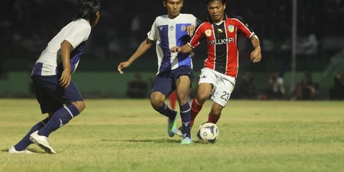 Tim Sepak Bola Kabupaten Kediri saat berhadapan dengan Tim Sepak Bola Kabupaten Sidoarjo. Foto: Ist. 