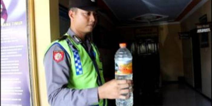 Polisi mengamankan barang bukti sisa oplosan. (Soewandito/BangsaOnline)