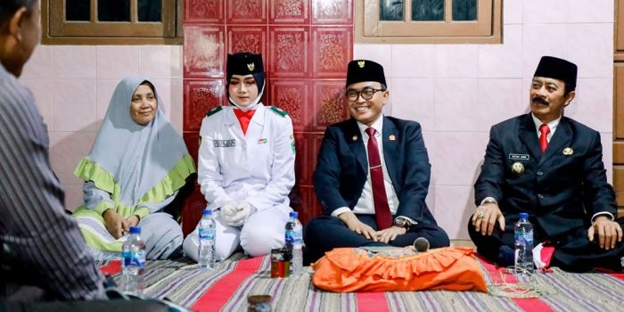 Bupati Pamekasan Baddrut Tamam (dua dari kanan) saat melayat ke rumah anggota paskibraka yang ayahnya meninggal, Rabu (17/8/2022) petang. 