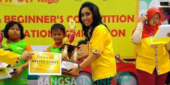 Farrel, saat menerima tiket golden kejuaraan sempoa nasional dan internasional.