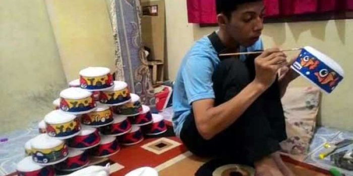 Proses pengerjaan songkok lukis. foto: Disna/ BANGSAONLINE