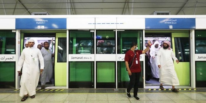 Seorang pengantar kereta api menunjukkan kepada jemaah haji di Metro dari Arafat ke Mina, pada haji.