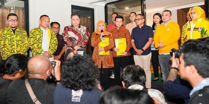 ​resmi-terima-sk-dari-partai-golkar-khofifah-emil-mohon-doa-lanjutkan-jatim-cettar-jilid-dua