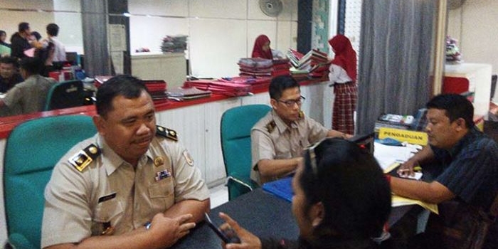 Kasubag Tata Usaha Badan Pertanahan Nasional Kabupaten Sidoarjo, Arka Wiratmanta, saat diwawancarai di kantor. 