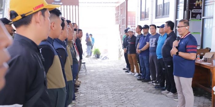 Pj Wali Kota Batu, Aries Agung Paewai saat memberi arahan di kantor KPU setempat