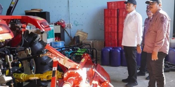 siaga-musim-kering-pemkab-lamongan-serahkan-bantuan-328-alsintan-dan-3-combine-harvester-dari-pusat