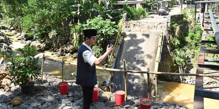 putus-diterjang-banjir-bupati-trenggalek-tinjau-kondisi-jembatan-dung-buceng