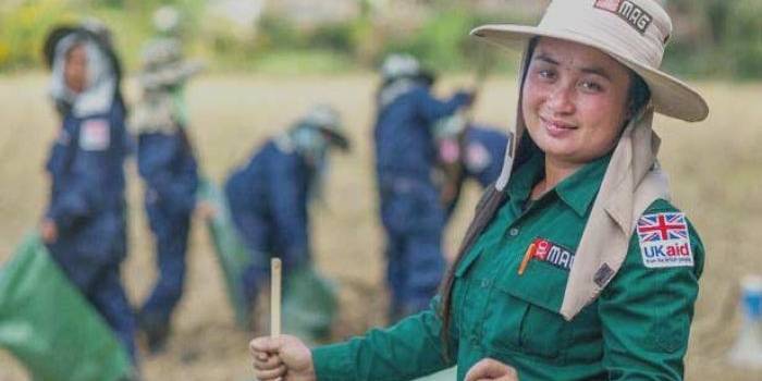 Tim sedang melakukan pendeteksian keberadaan ranjau. foto: repro mirror.co.uk