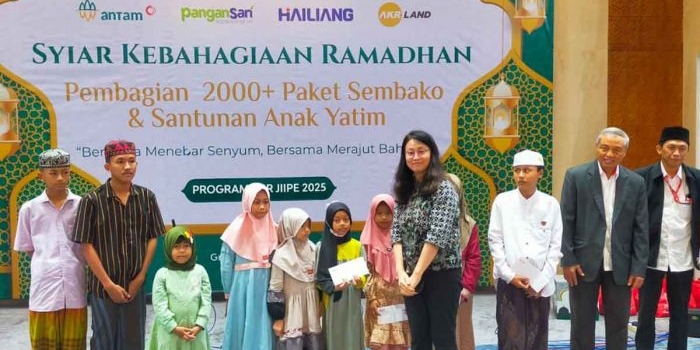 sambut-idul-fitri-1446-h-pt-bkms-dan-tenant-santuni-anak-yatim-dan-dhuafa