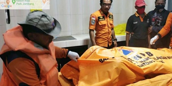Jenazah korban langsung dibawa ke Rumah Sakit Umum Daerah (RSUD) Jombang untuk diidentifikasi.