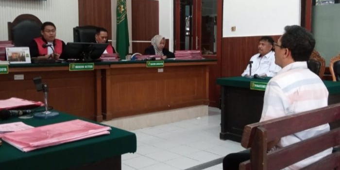 pemred-memo-beri-kesaksian-di-pn-surabaya-dalam-sidang-penganiayaan-terhadap-dirinya