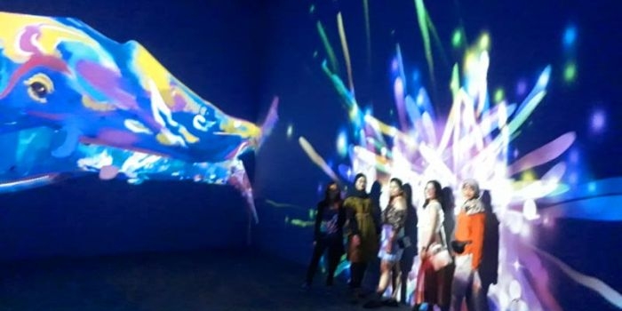 Suasana Under the Sea, salah satu ruangan yang ada di Milenial Glow Garden Jatim Park 3.