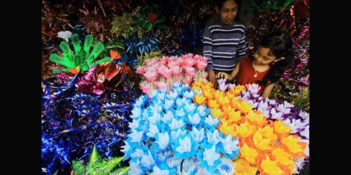 Pedagang pernak pernik bunga Maulid di kios Pasar Banyuwangi, Jawa Timur. (ft: antara)